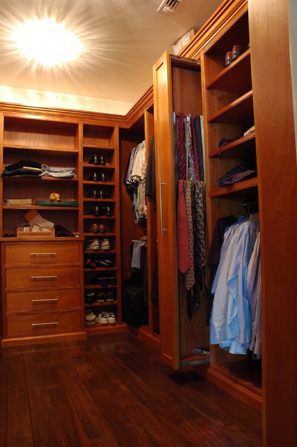 Фото гардеробной комнаты в доме.